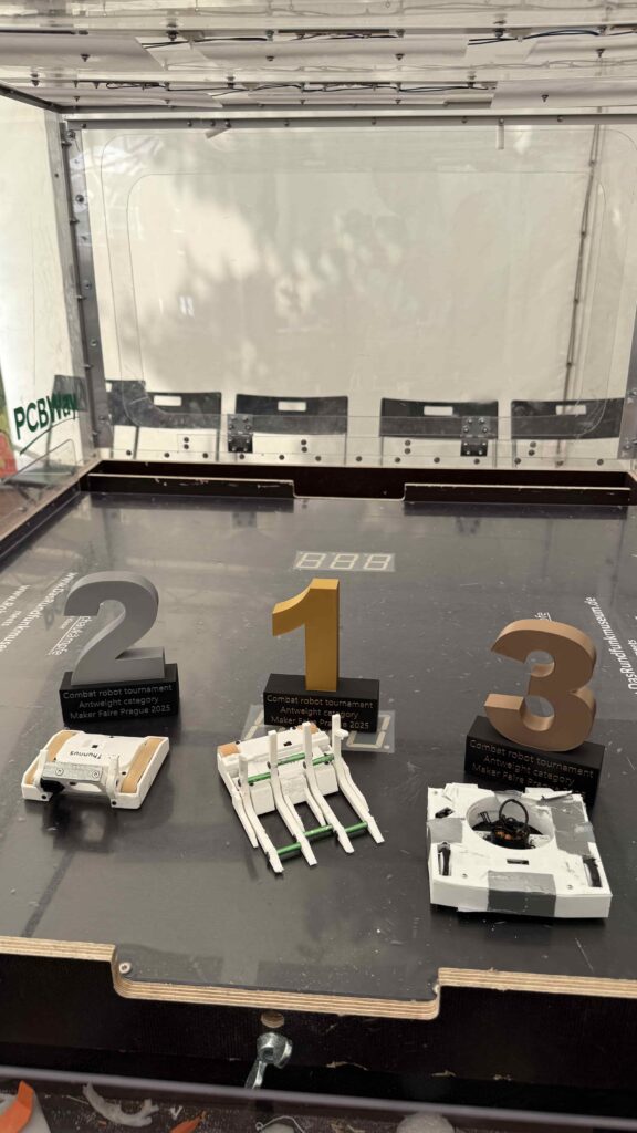 Výherní bojoví roboti na trunaji v Praze 2025