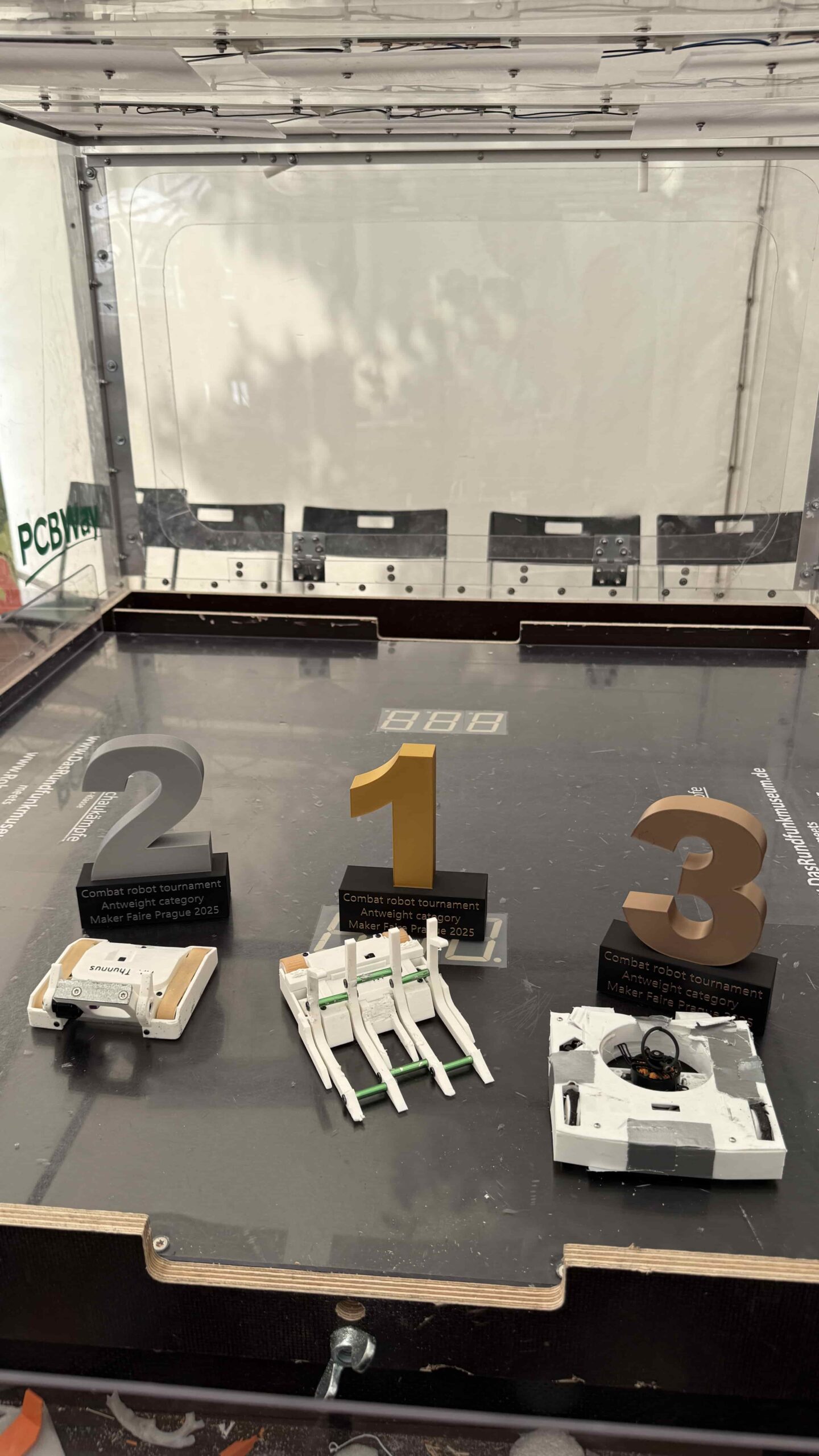 Výherní bojoví roboti na turnaji v Praze 2025