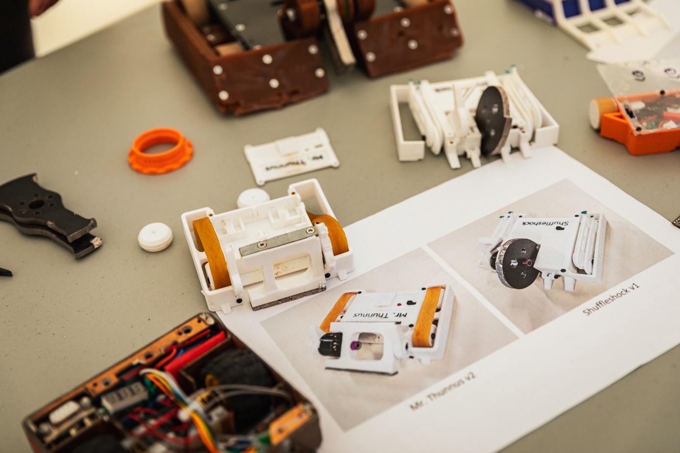 Bojoví roboti připravení na stole během workshopu FLS Battlebots v Českých Budějovicích