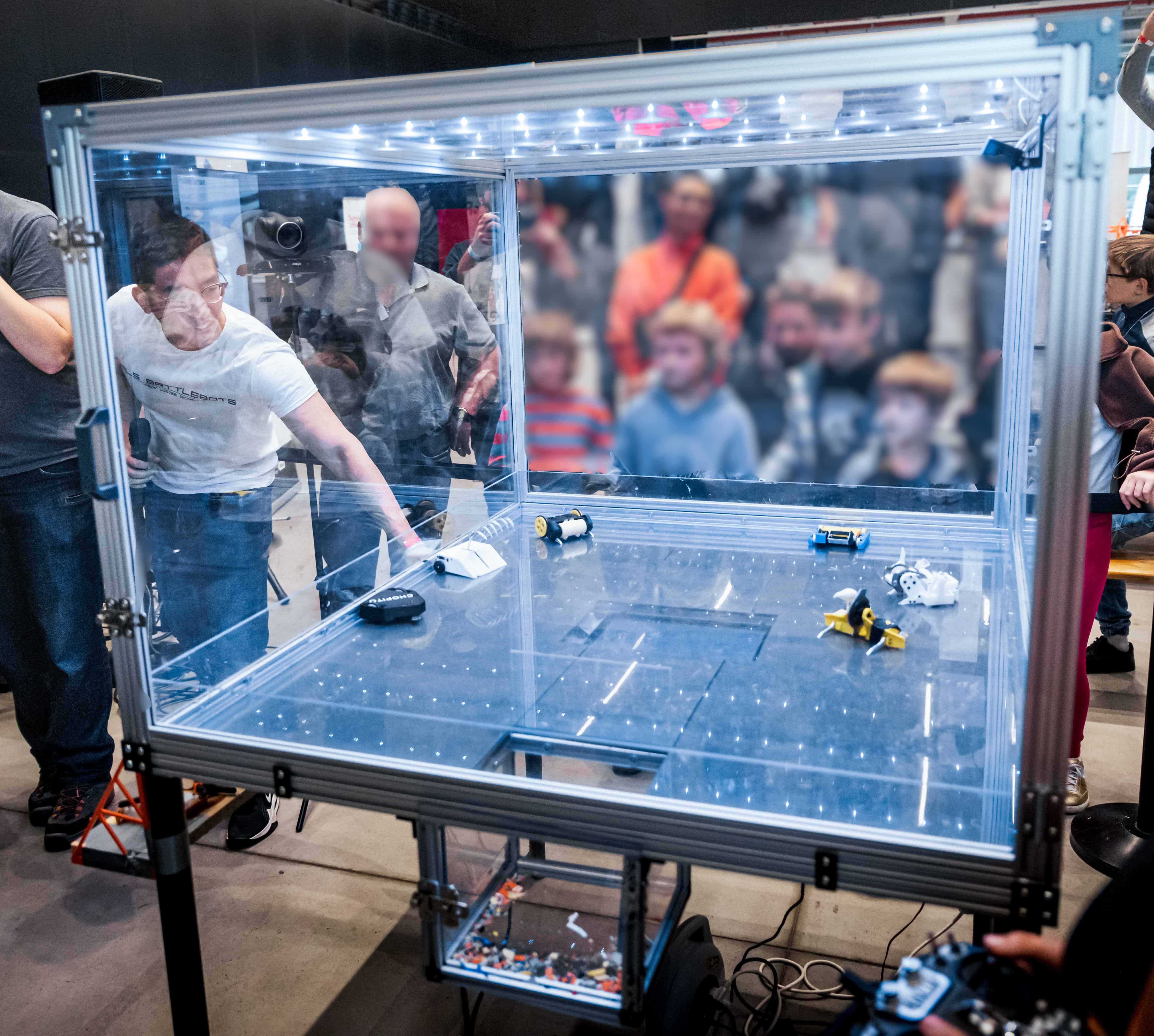 Arena von FLS Battlebots während eines Turniers, Roboter werden auf die Startposition gesetzt