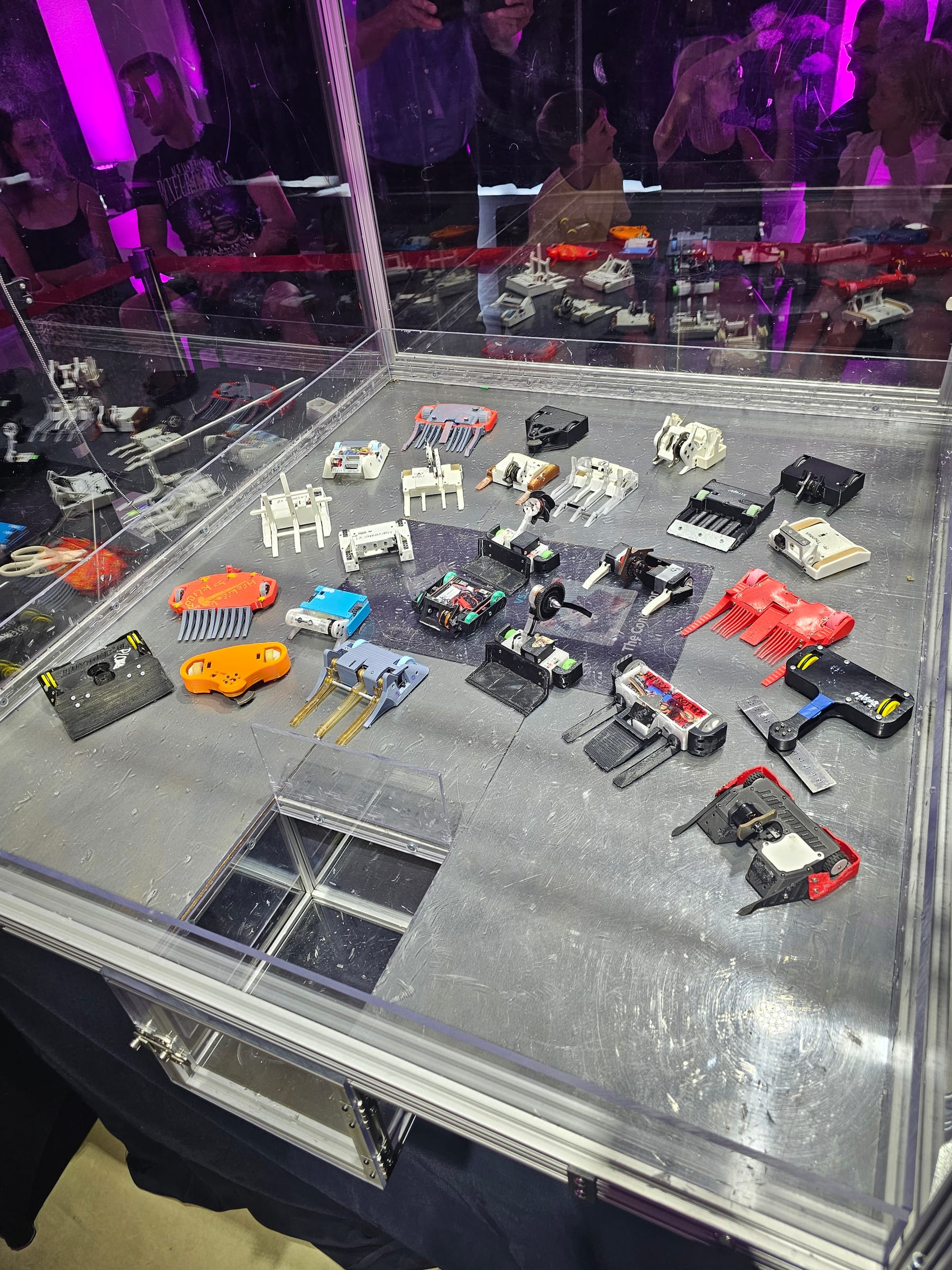 Desítky bojových robotů komunity vystavené v aréně FLS Battlebots