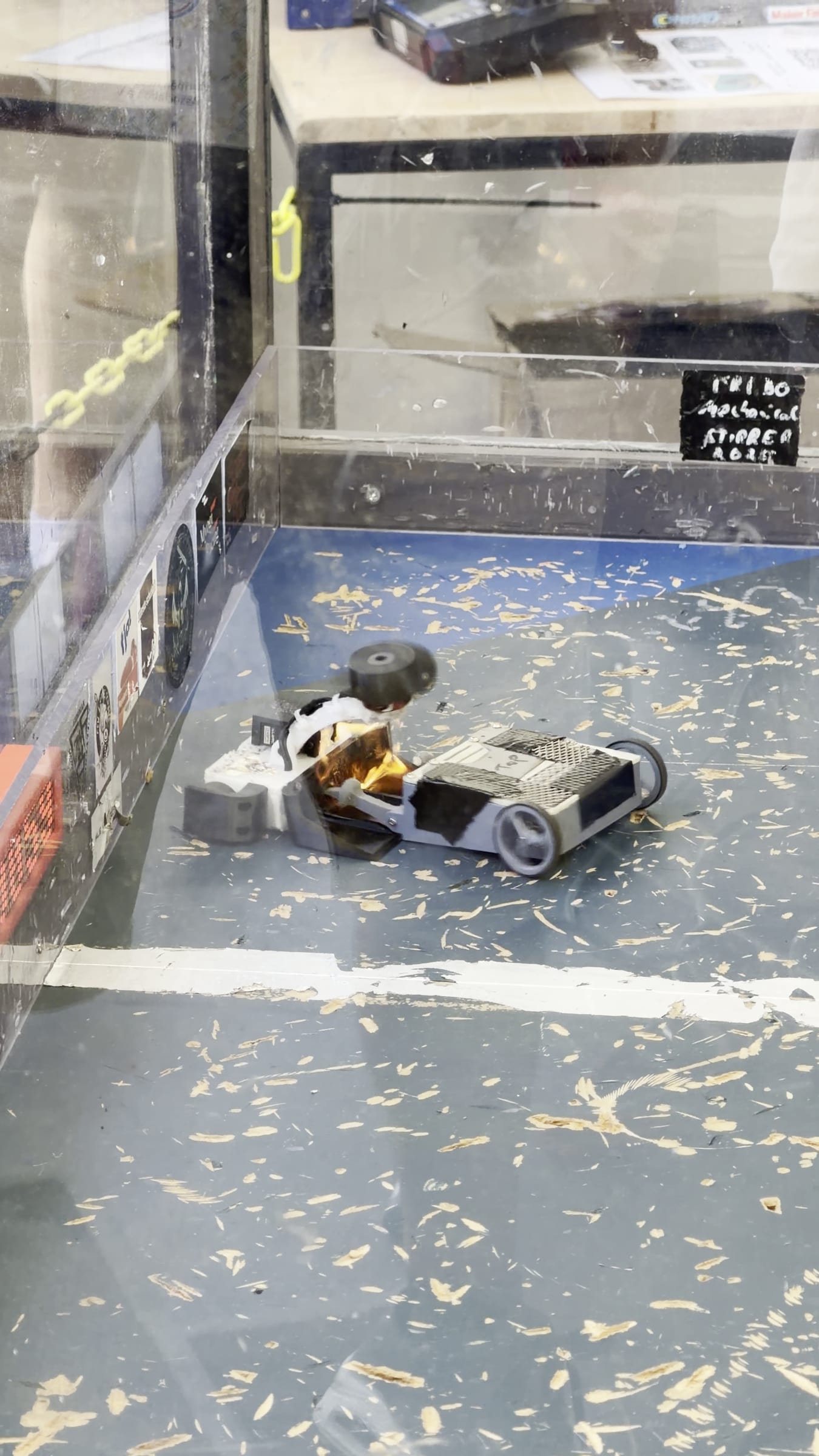 Ein Kampfroboter mit Flammenwerfer greift seinen Gegner in der Arena an