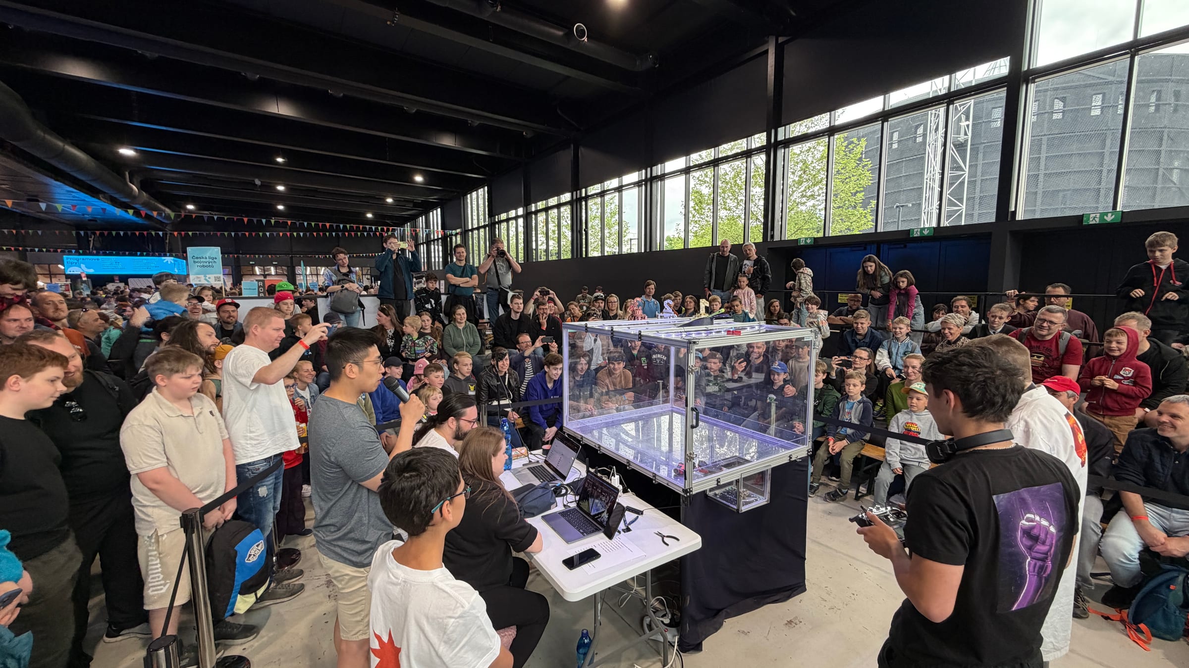 Zuschauer rund um die Arena von FLS Battlebots bei einem Kampfroboter-Turnier